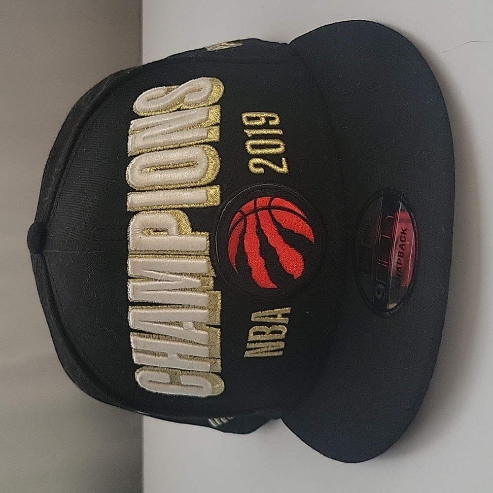 CHAMPIONS NBA RAPTORS 2019 HAT ONE SIZE FITS MOST BLACK AND WHITE WITH HOLD TRIM